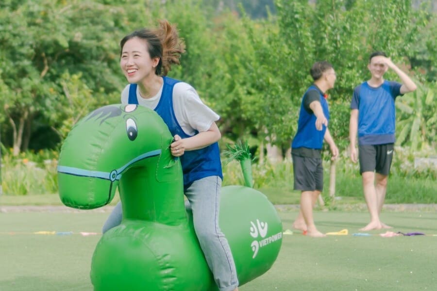 Hoạt động team building ngoài trời