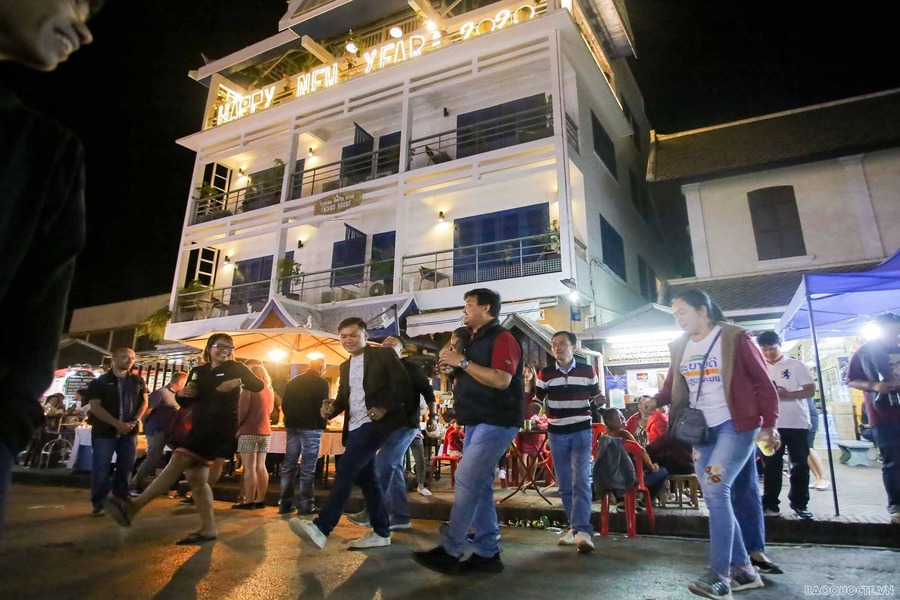 Văn nghệ sôi động tại chợ đêm Luang prabang