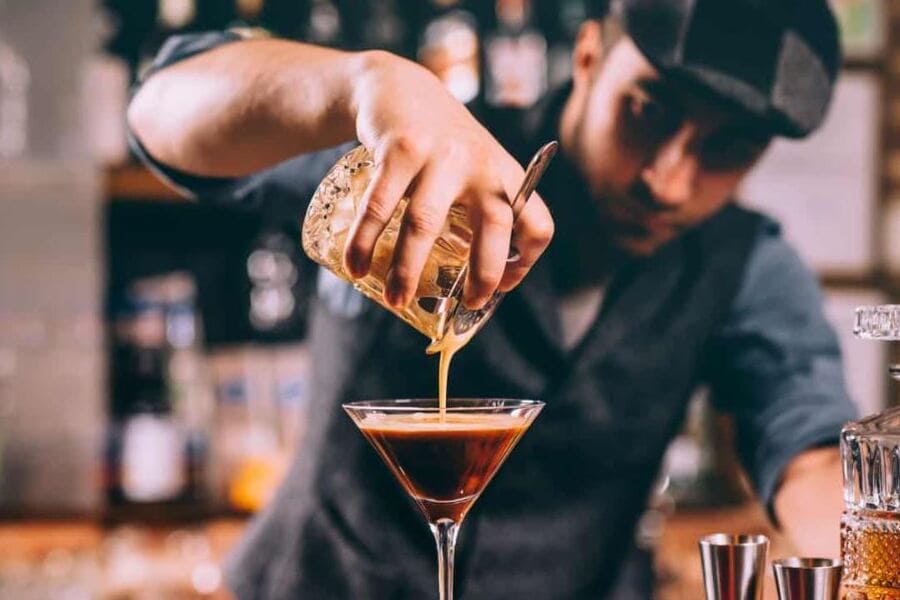 Vị Trí Nhân Viên Pha Chế Quầy Bar (Bartender)