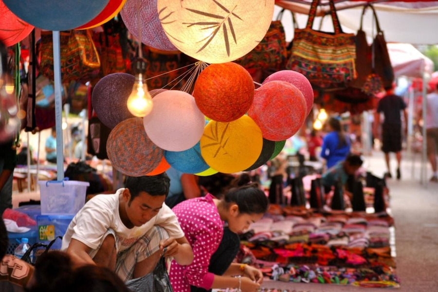 chợ đêm Luang Prabang có nhiều món đồ lưu niệm