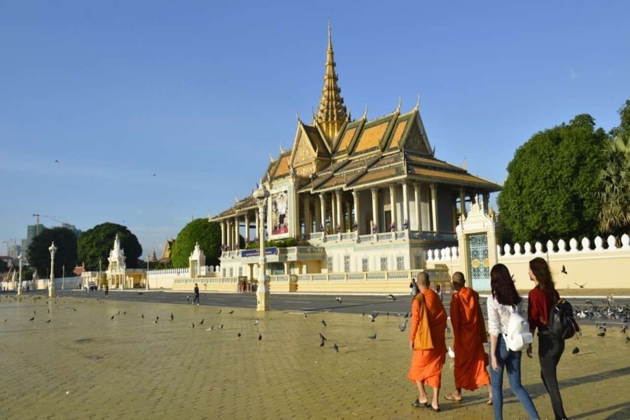 cung điện hoàng gia campuchia đón khách du lịch