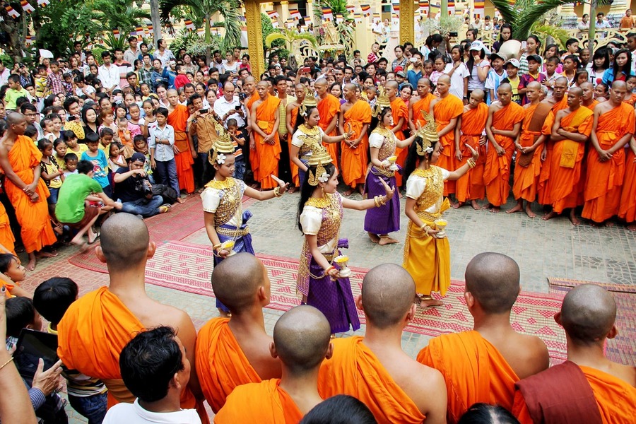 lễ hội campuchia đông người tham gia