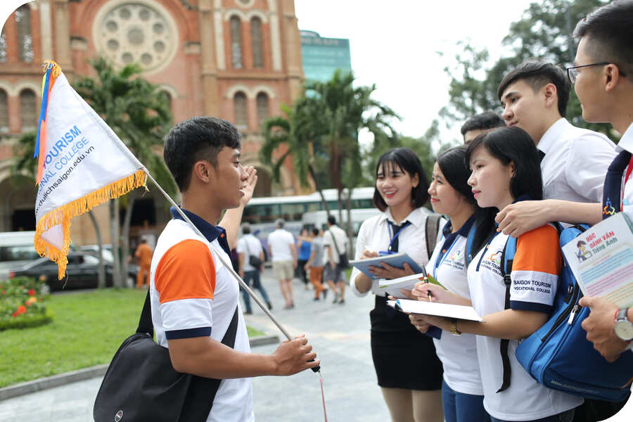 sinh viên Trường Cao Đẳng Du lịch Sài Gòn hướng dẫn du lịch