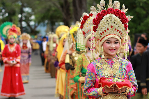 Khám Phá Các Trang Phục Truyền Thống Indonesia: Sự Kết Hợp Giữa Nghệ Thuật Và Văn Hóa 